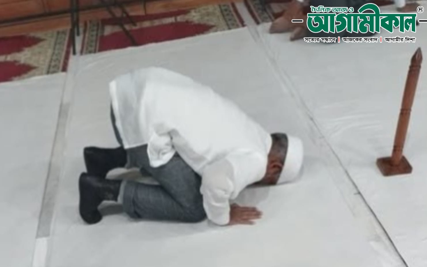 দীর্ঘ সিজদা, আবেগঘন আলাপ ও ১৭ বছরের স্মৃতি: সংসদ মসজিদে লুৎফুজ্জামান বাবরের সঙ্গে এক ভিন্ন মুহূর্ত