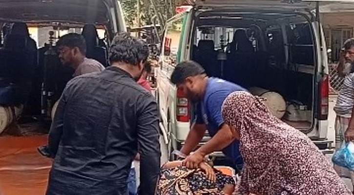 ঢামেকে অ্যাম্বুলেন্স সিন্ডিকেটের দৌরাত্ম্য: অচেতন রোগীকে ঘণ্টাব্যাপী আটকে রাখার অভিযোগ