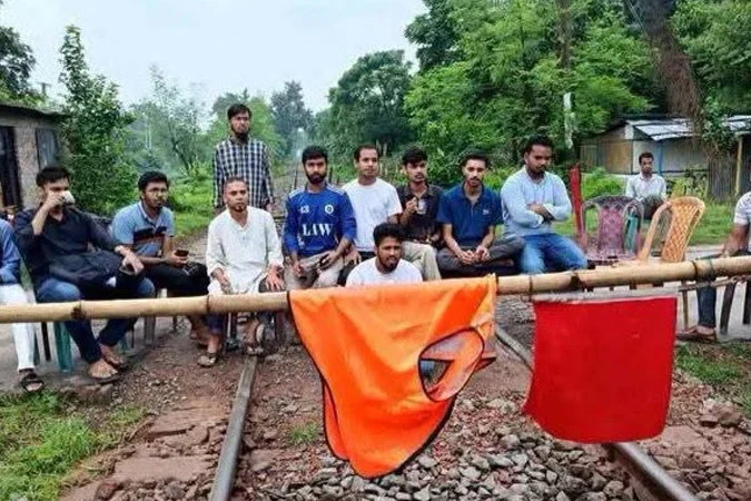 রাবি শিক্ষার্থীকে মারধরের প্রতিবাদে রেললাইন অবরোধ, রাজশাহীর সঙ্গে সারাদেশের