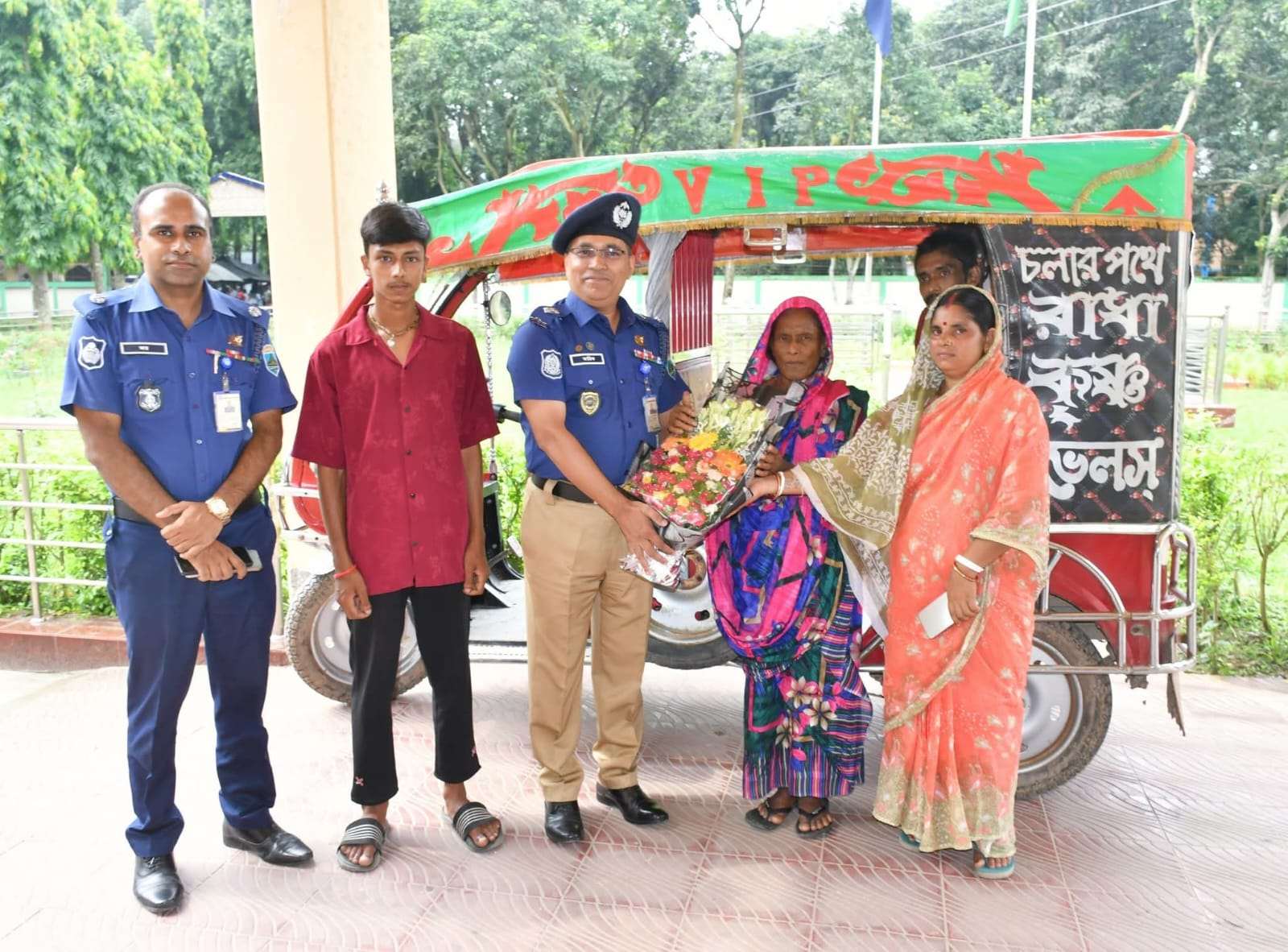 দীর্ঘ দুই দশকের পুলিশি জীবনে আজকে এক বিশেষ ভালোবাসা  প্রাপ্তি : জেলা পুলিশ নওগাঁ , একটি পঙ্গু  পরিবারের ভালোবাসার সিক্ত হলো