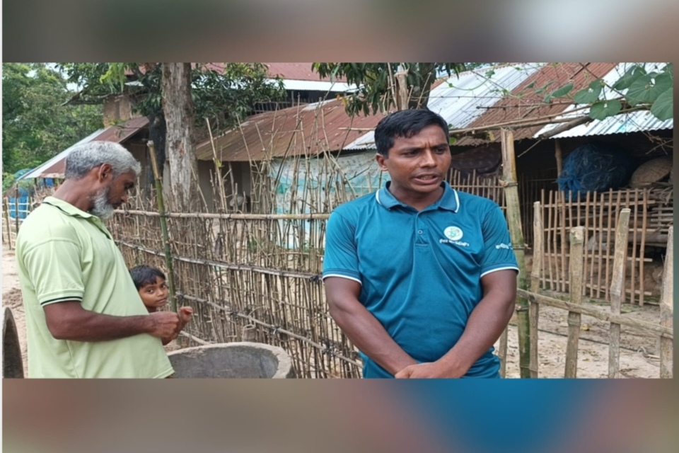 সাপাহারে বাঁশের বেড়া দিয়ে বাড়ির পথ বন্ধ, পরিবারকে অবরুদ্ধের অভিযোগ