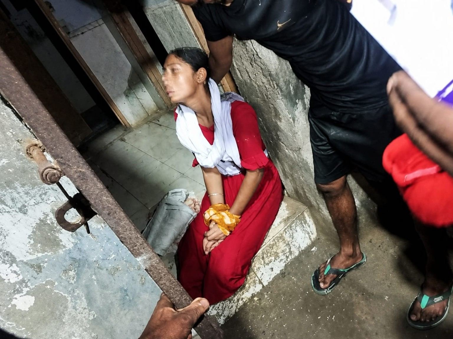 গাজীরহাটে স্কুলছাত্রীকে হাত-পা-মুখ বাঁধা অবস্থায় উদ্ধার, বিদ্যালয়ের নিরাপত্তা নিয়ে প্রশ্ন