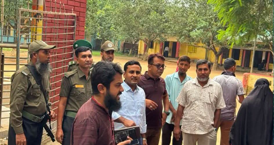 পোরশায় ফ্যামিলি কার্ড শুমারির নিয়োগ পরীক্ষা পরিদর্শনে ইউএনও রাকিবুল ইসলাম।