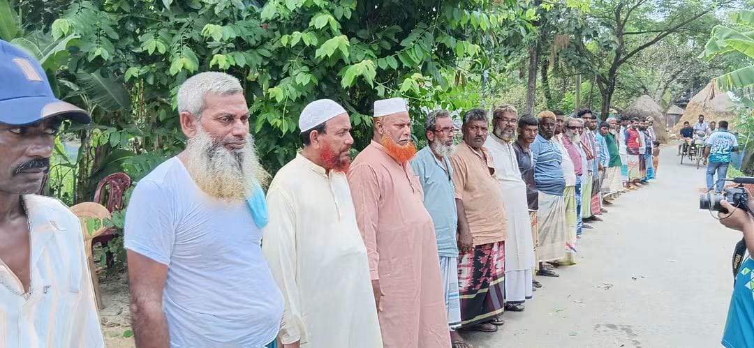সিংড়ায় পরিবারের নিরাপত্তা ও মামলা প্রত্যাহারের দাবিতে মানববন্ধন