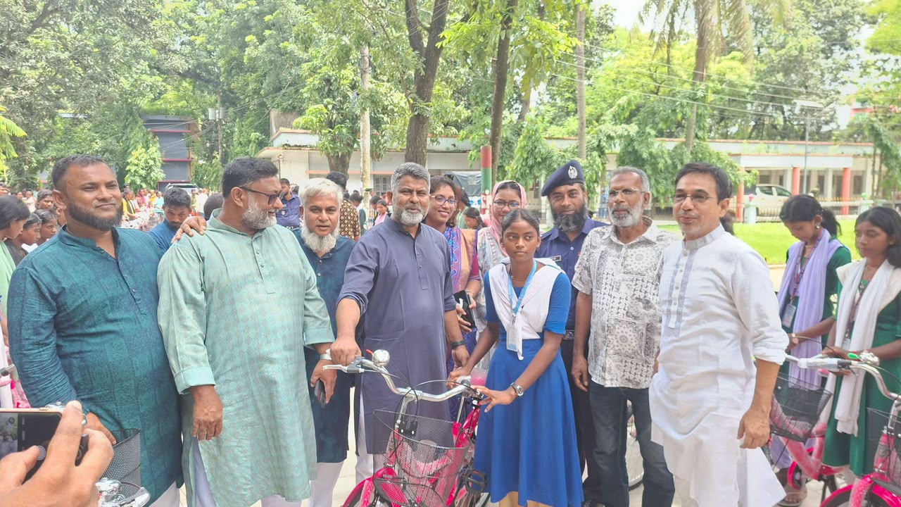 মহাদেবপুরে ক্ষুদ্র নৃ-গোষ্ঠীর ১৩৭ জন পেলেন বাইসাইকেল ও সেলাই মেশিন
