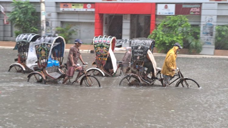 টানা বৃষ্টিতে পানির নিচে চট্টগ্রাম, দুর্ভোগে নগরবাসী
