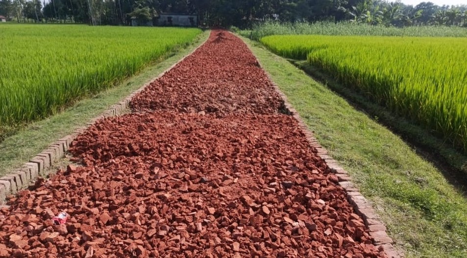 গাবতলীতে নিম্নমানের খোয়া দিয়ে সড়কের কাজ, আপত্তি উপেক্ষার অভিযোগ—দেখার কেউ নেই