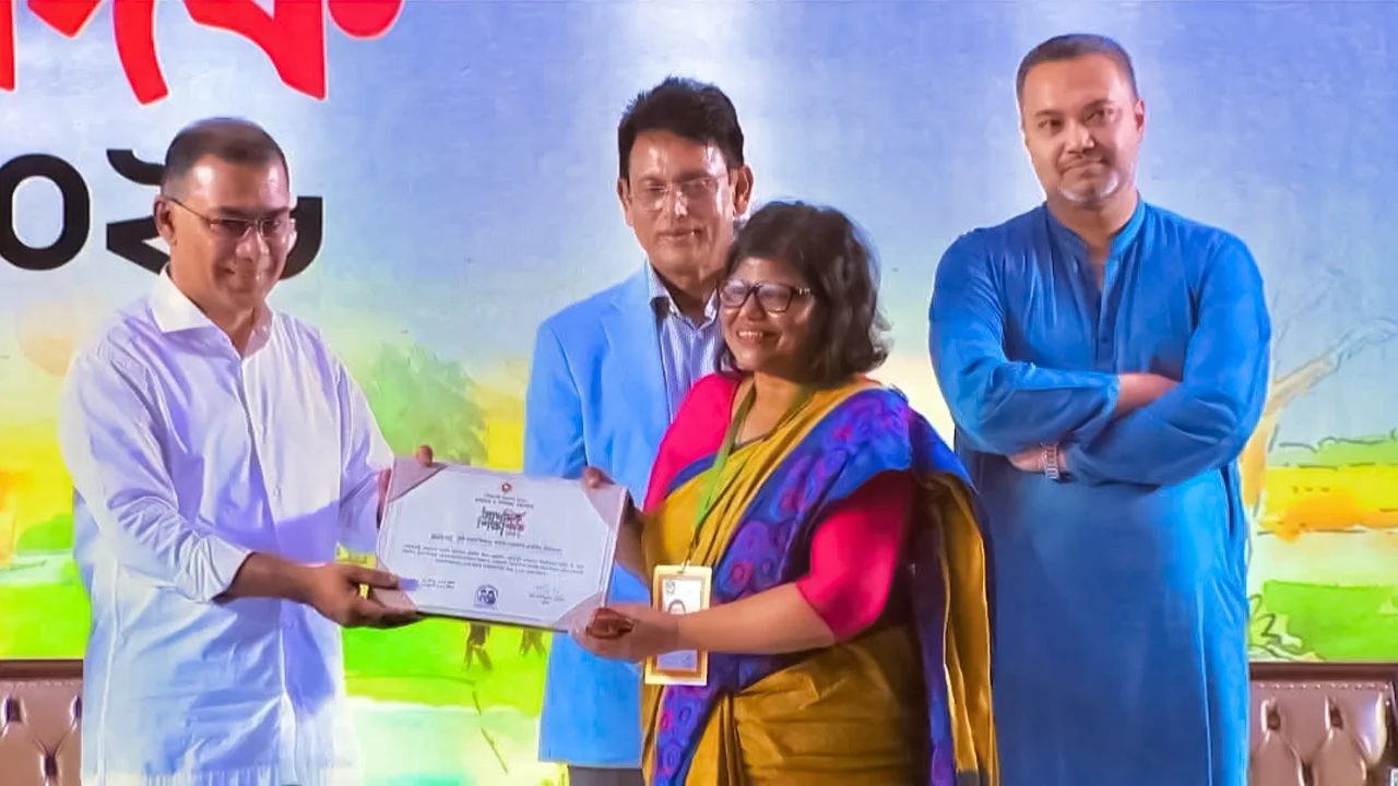 বাঁশির সুরে স্কুল শুরু-দেশসেরা প্রধান শিক্ষক বি আর বিলকিস