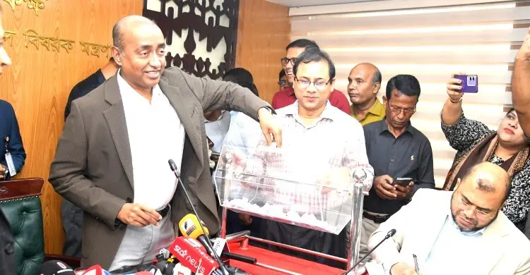 দুর্নীতির ‘সিন্ডিকেট’ ভাঙতে লটারিতে সাব-রেজিস্ট্রার বদলি, ঢাকার ১৮ পদে নতুন উদ্যোগ