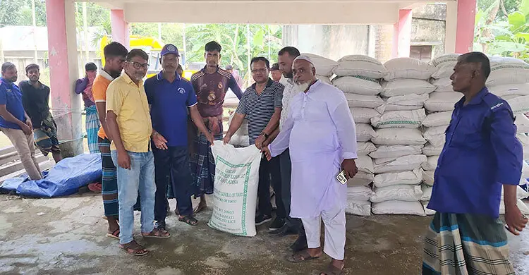 মা ইলিশ রক্ষায় শরীয়তপুরে ২৮ হাজার ৯২৯ জেলের জন্য ৭২৩ টন চাল বিতরণ শুরু
