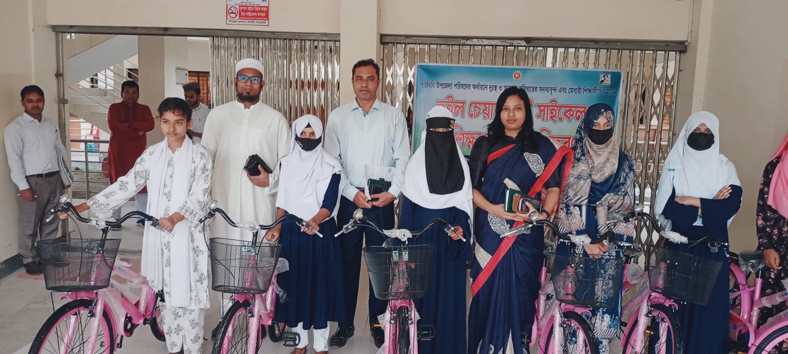 পাঁচবিবিতে অসচ্ছল শিক্ষার্থীদের মাঝে বাইসাইকেল, অসহায় ব্যক্তিকে হুইল চেয়ার