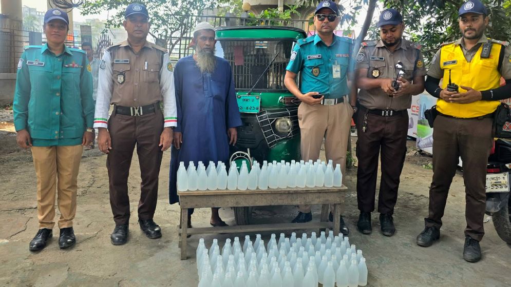 প্রগতি সরণিতে সিএনজি থেকে ১৪৪ বোতল বাংলা মদ উদ্ধার, চালক আটক