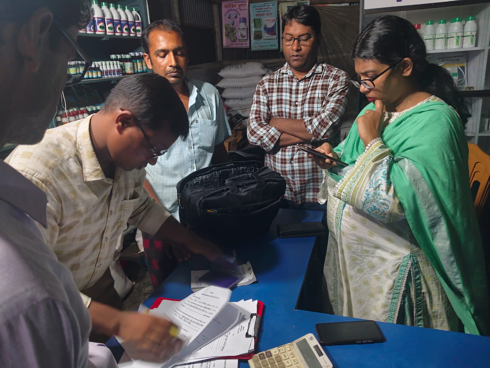 সিংড়ায় অভিযানে ২৬১ বস্তা সার জব্দ, ৮০ হাজার টাকা জরিমানা; দুই ব্যবসায়ীর কারাদণ্ড