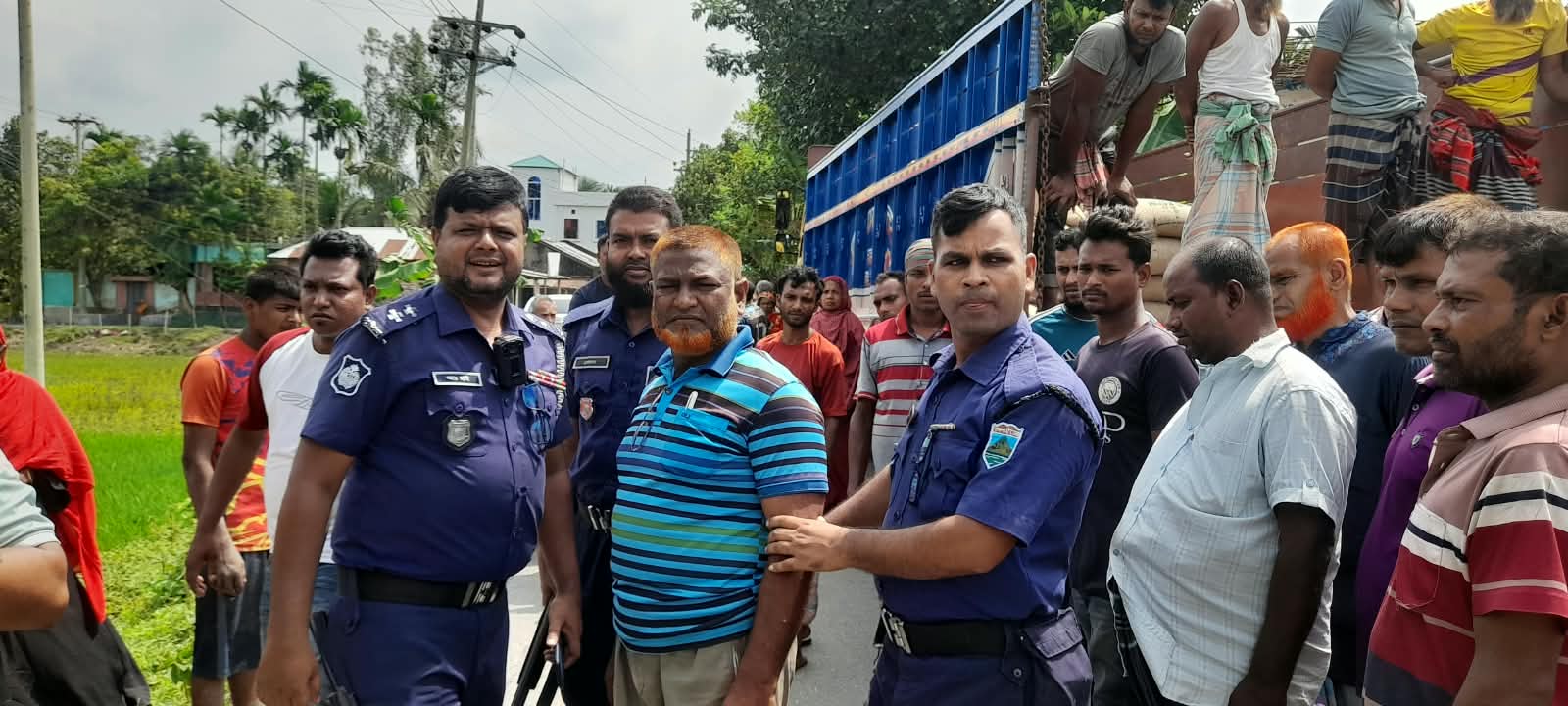 গাবতলীতে খাদ্যবান্ধব কর্মসূচির চাল বিতরণে অনিয়ম, ডিলার গ্রেপ্তার