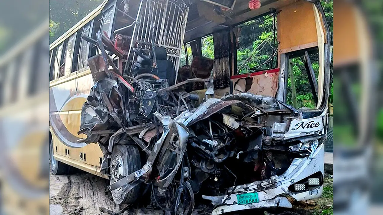 নাটোরে বাস-ট্রাক সংঘর্ষে নিহত ১৪, আহত অন্তত ৩০