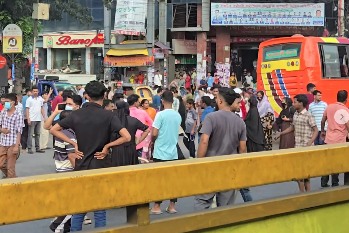 উত্তরায় বকেয়া বেতন ও মজুরি বৃদ্ধির দাবিতে শ্রমিকদের সড়ক অবরোধ, তীব্র যানজট
