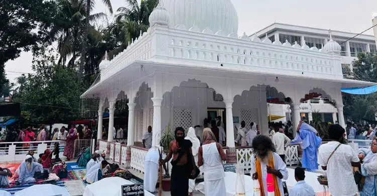 লালন সাঁইয়ের ১৩৬তম তিরোধান দিবস ঘিরে ছেঁউড়িয়ায় সাধু-গুরু-বাউলদের মিলনমেলা