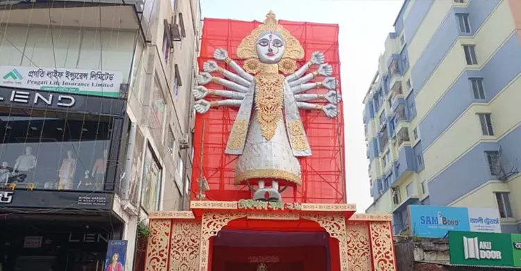 রাজশাহীতে ৪৫ ফুটের দুর্গাপ্রতিমা, দেখতে দর্শনার্থীদের উপচে পড়া ভিড়