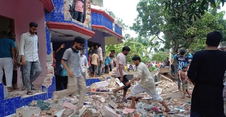 পাবনায় শিশুকে ধর্ষণ-হত্যার ঘটনায় আসামির বাড়িতে হামলা, ব্যাপক ভাঙচুর
