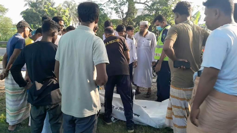 ঈশ্বরদীতে বাসচাপায় এনজিও কর্মী নিহত, মোটরসাইকেলসহ টেনে-হেঁচড়ে নিল বাস