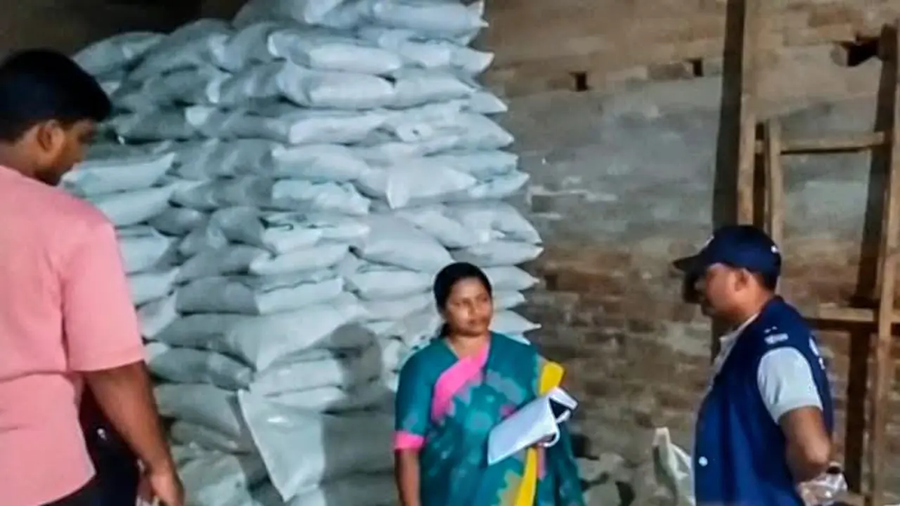 চুয়াডাঙ্গার দামুড়হুদায় অবৈধভাবে মজুত ১,৫০০ বস্তা সার জব্দ, গোডাউন সিলগালা