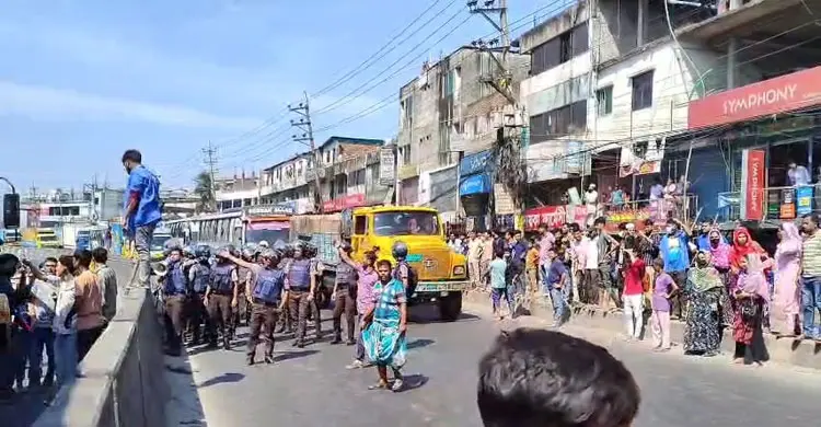 বেতন-ভাতা বৃদ্ধির দাবিতে কালিয়াকৈরে শ্রমিকদের অবরোধ, ঢাকা-টাঙ্গাইল মহাসড়কে যান চলাচল বন্ধ