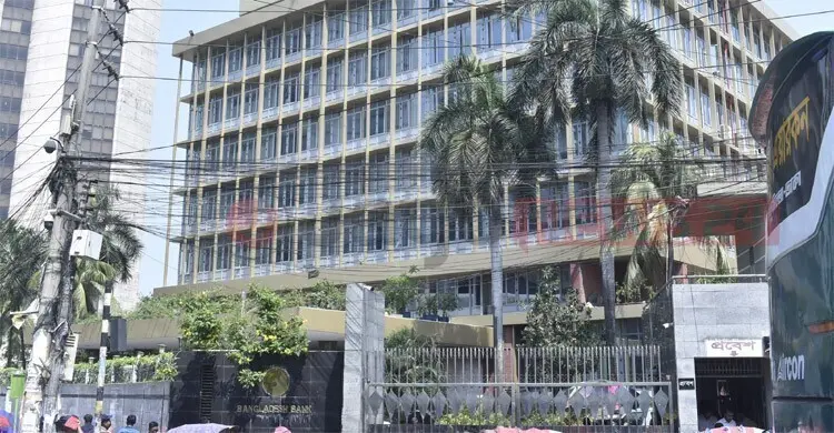 নতুন বেতনকাঠামোর ব্যয় মেটাতে ব্যাংক থেকে ঋণ নিচ্ছে সরকার, এক মাসে লক্ষ্যমাত্রা ৬০ হাজার কোটি টাকা