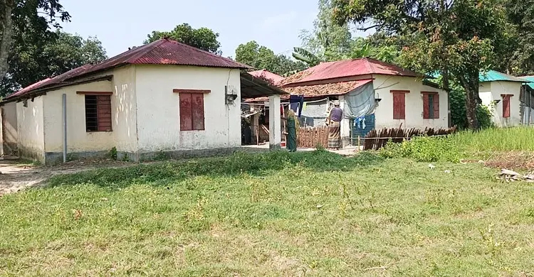 জয়পুরহাটে আশ্রয়ণ প্রকল্পের ঘরে ঝুলছে তালা, বিক্রির অভিযোগ; বঞ্চিত প্রকৃত ভূমিহীনরা