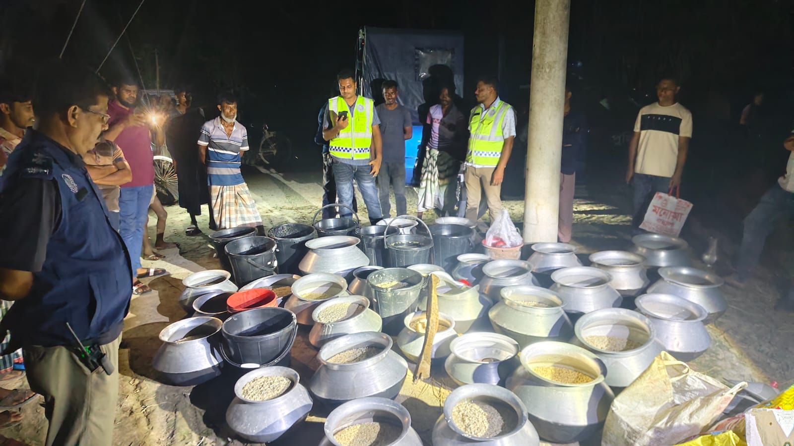 নওগাঁ পুলিশ সুপারের নির্দেশে    পোরশায়  বিপুল পরিমাণ (৮০৫ লিটার) চোলাই মদ তৈরির উপকরণ জব্দ ও ধ্বংস, ৩ জনের বিরুদ্ধে মামলা।
