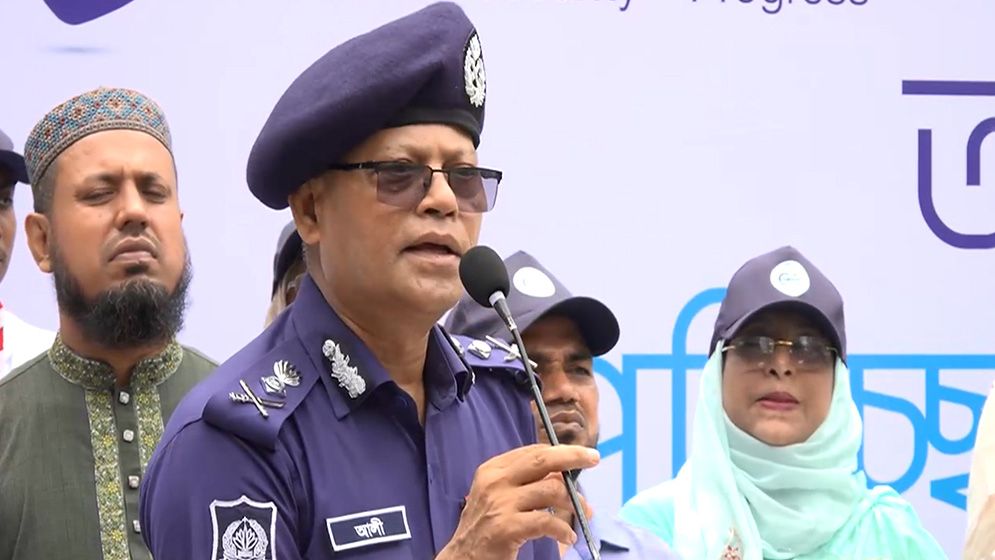 সরকারবিরোধী ষড়যন্ত্রে জড়িত পুলিশ সদস্য চিহ্নিত: আইজিপি