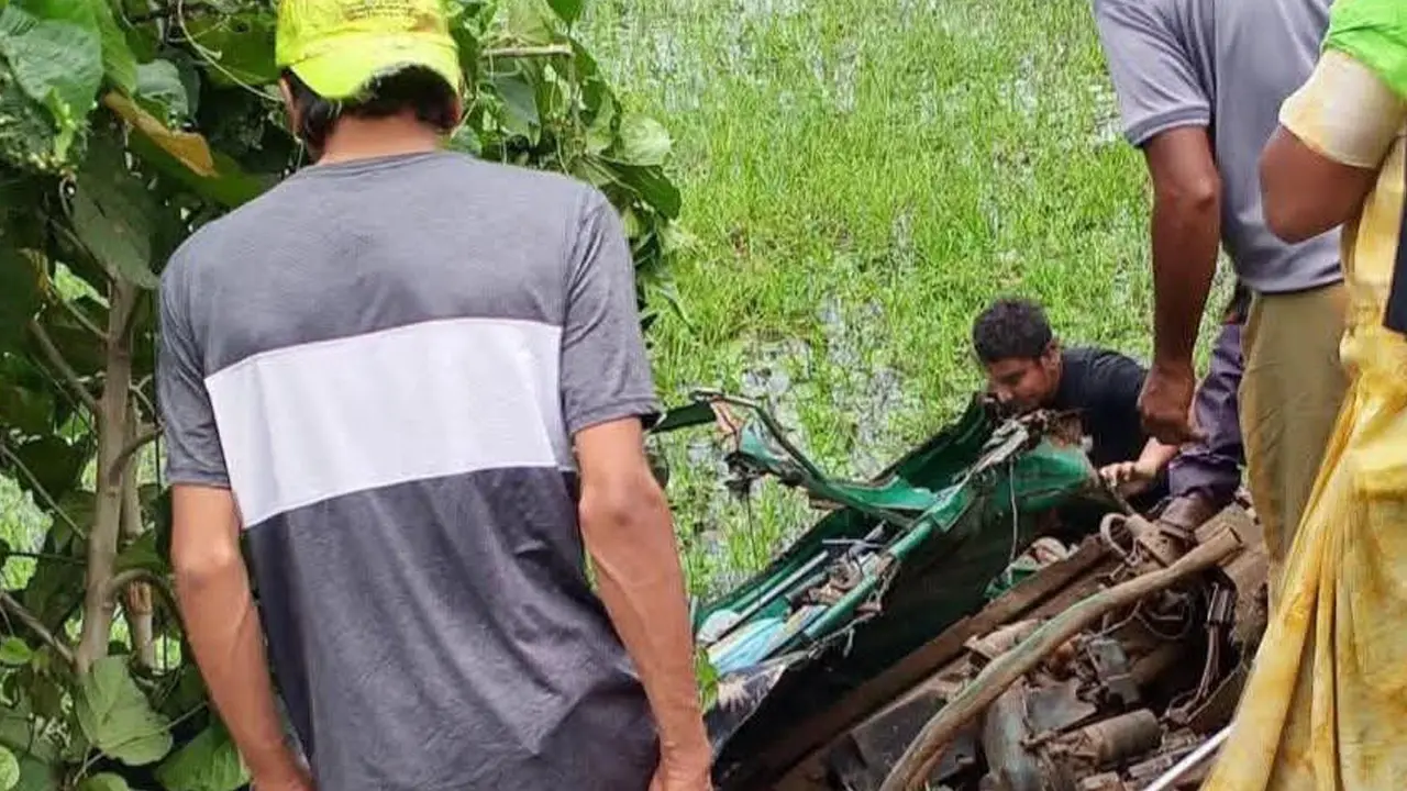 কালিয়াকৈরে সিএনজির সঙ্গে কাভার্ড ভ্যানের মুখোমুখি সংঘর্ষ, নিহত ৩