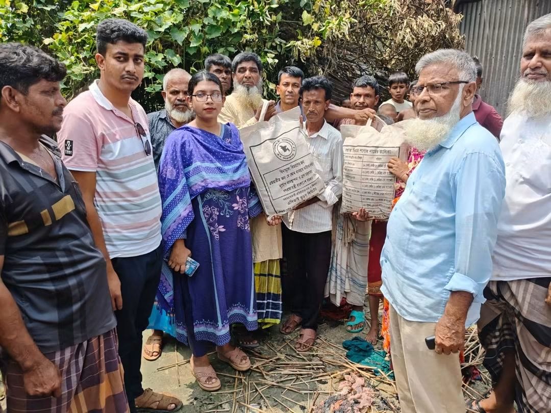 সিংড়ায় অগ্নিকাণ্ডে ক্ষতিগ্রস্ত প্রতিবন্ধী সবুজের পাশে উপজেলা প্রশাসন