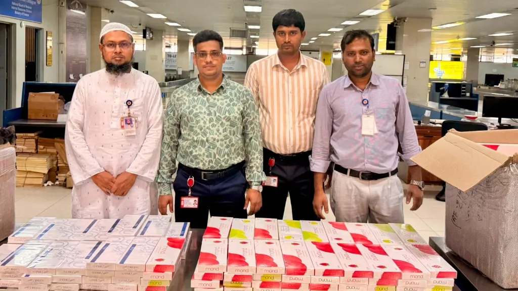 শুল্ক-কর ফাঁকি দিয়ে আনা ৬৫ লাখ টাকার বিদেশি সিগারেট জব্দ, চট্টগ্রাম বিমানবন্দরে কাস্টমসের অভিযান