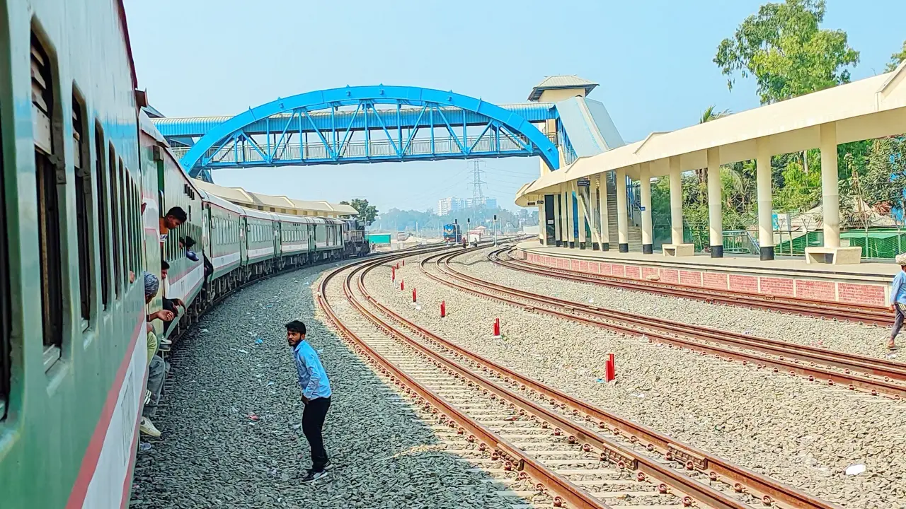 আগস্টেই ঢাকা-পাবনা ও খুলনা রুটে নতুন আন্তঃনগর ট্রেন, রেলের বহরে যুক্ত হচ্ছে ২০০ নতুন কোচ