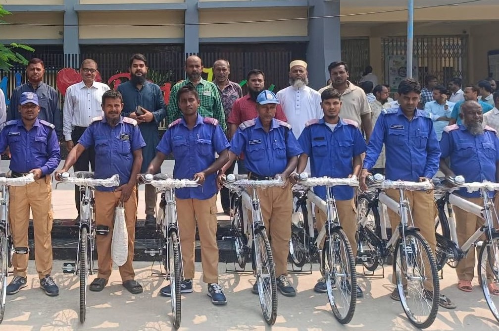 পোরশায় ৫১ গ্রাম পুলিশের মাঝে বাইসাইকেল বিতরণ