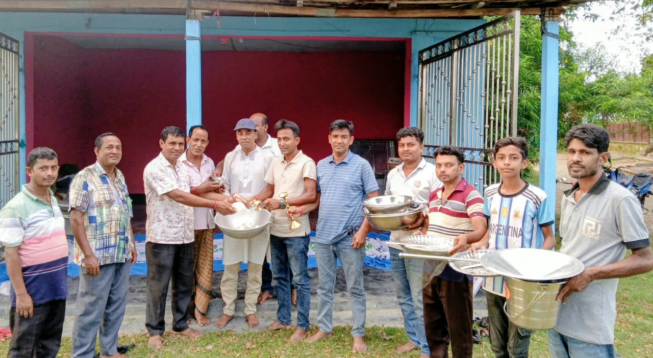 গাবতলীতে চঞ্চল কুমার দেবের উদ্যোগে পূজা সামগ্রী বিতরণ