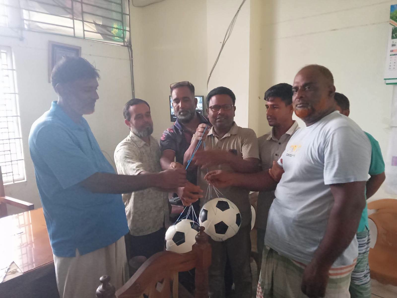শিক্ষার্থীদের খেলাধুলায় উৎসাহ দিতে দরগা বাজার উচ্চ বিদ্যালয়ে ফুটবল বিতরণ