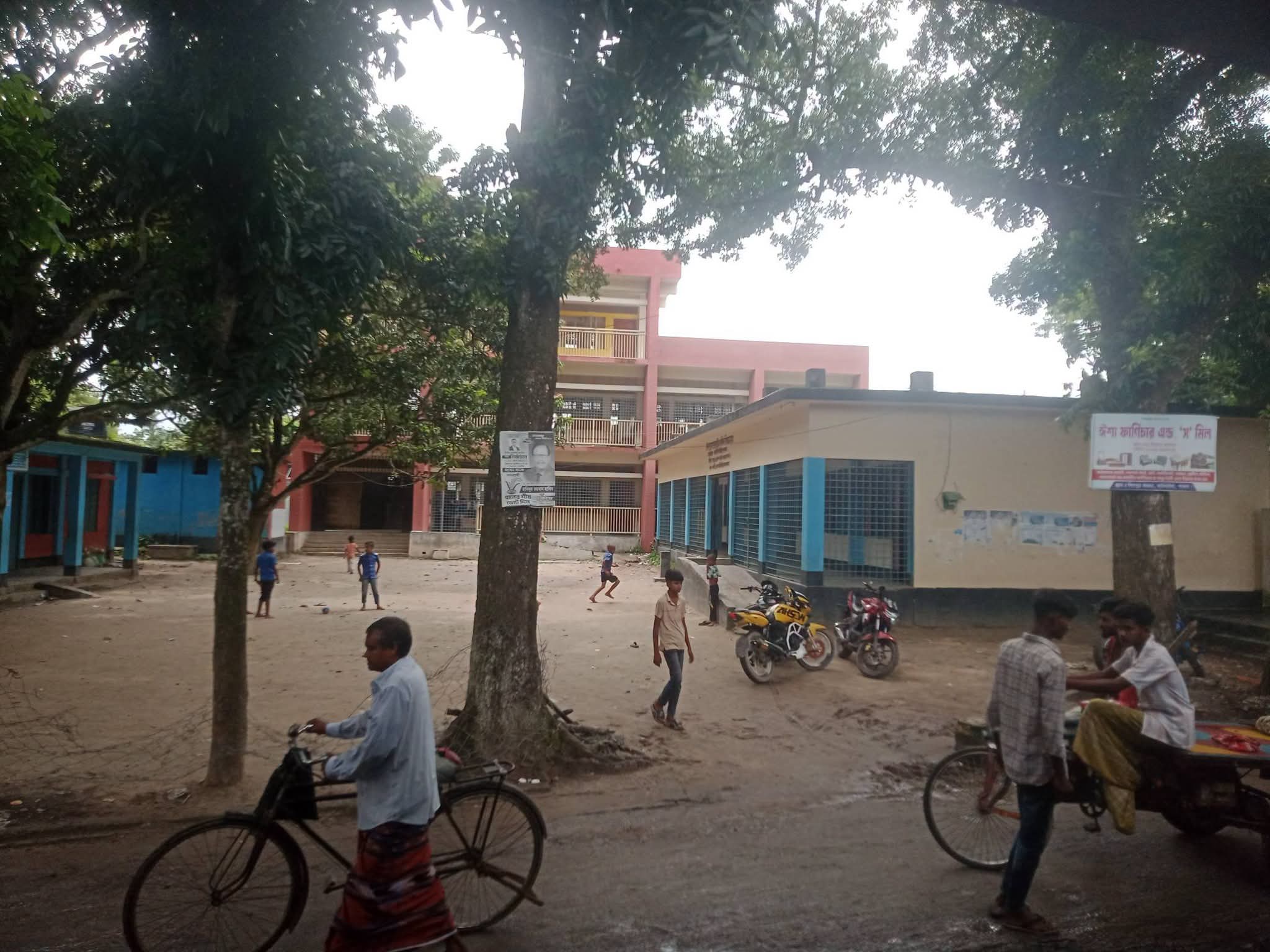 সীমানা প্রাচীরের অভাবে নিরাপত্তাহীন পাবনার আটঘরিয়া শিবপুর সরকারি প্রাথমিক বিদ্যালয়, উদ্বিগ্ন অভিভাবকরা