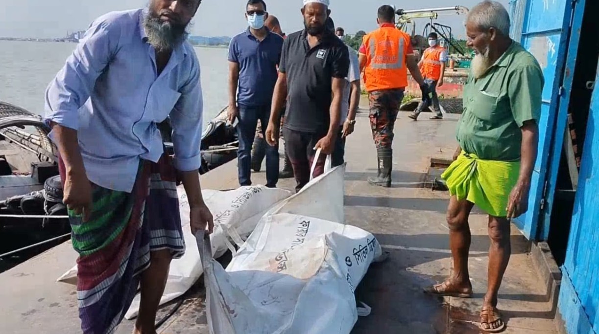 বিয়েতে যাওয়ার পথে মেঘনায় ট্রলারডুবি, একই পরিবারের ৩ জনের মরদেহ উদ্ধার; নিখোঁজ বাবা