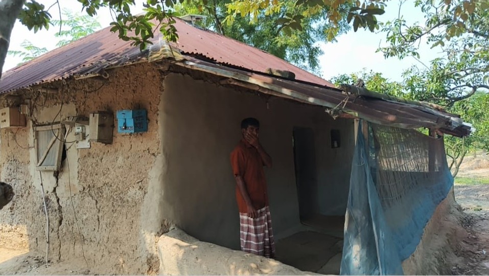 সাপাহারে জরাজীর্ণ মসজিদে চলছে পাঁচ ওয়াক্ত নামাজ, বৃষ্টিতে ভোগান্তিতে মুসল্লিরা