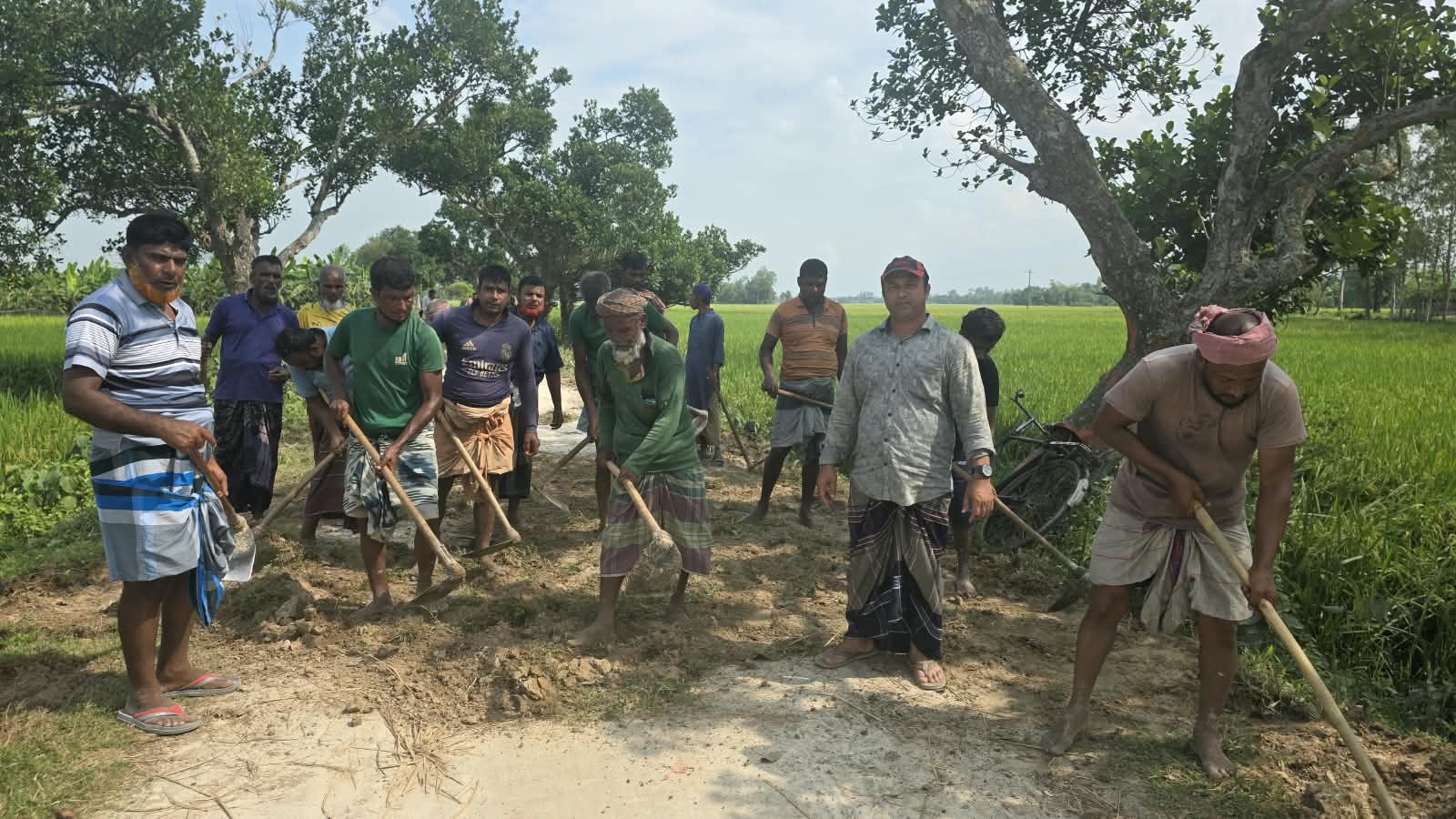 প্রবাসে থেকেও দেশপ্রেম: নিজের অর্থে দেড় কিলোমিটার রাস্তা সংস্কার করলেন বাহরাইনপ্রবাসী আমিন