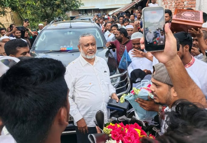 শেকড়ের প্রতি গভীর টানে নিজ গ্রামে ছুটে এসেছেন দুদক চেয়ারম্যান এ কে এম আসাদুজ্জামান