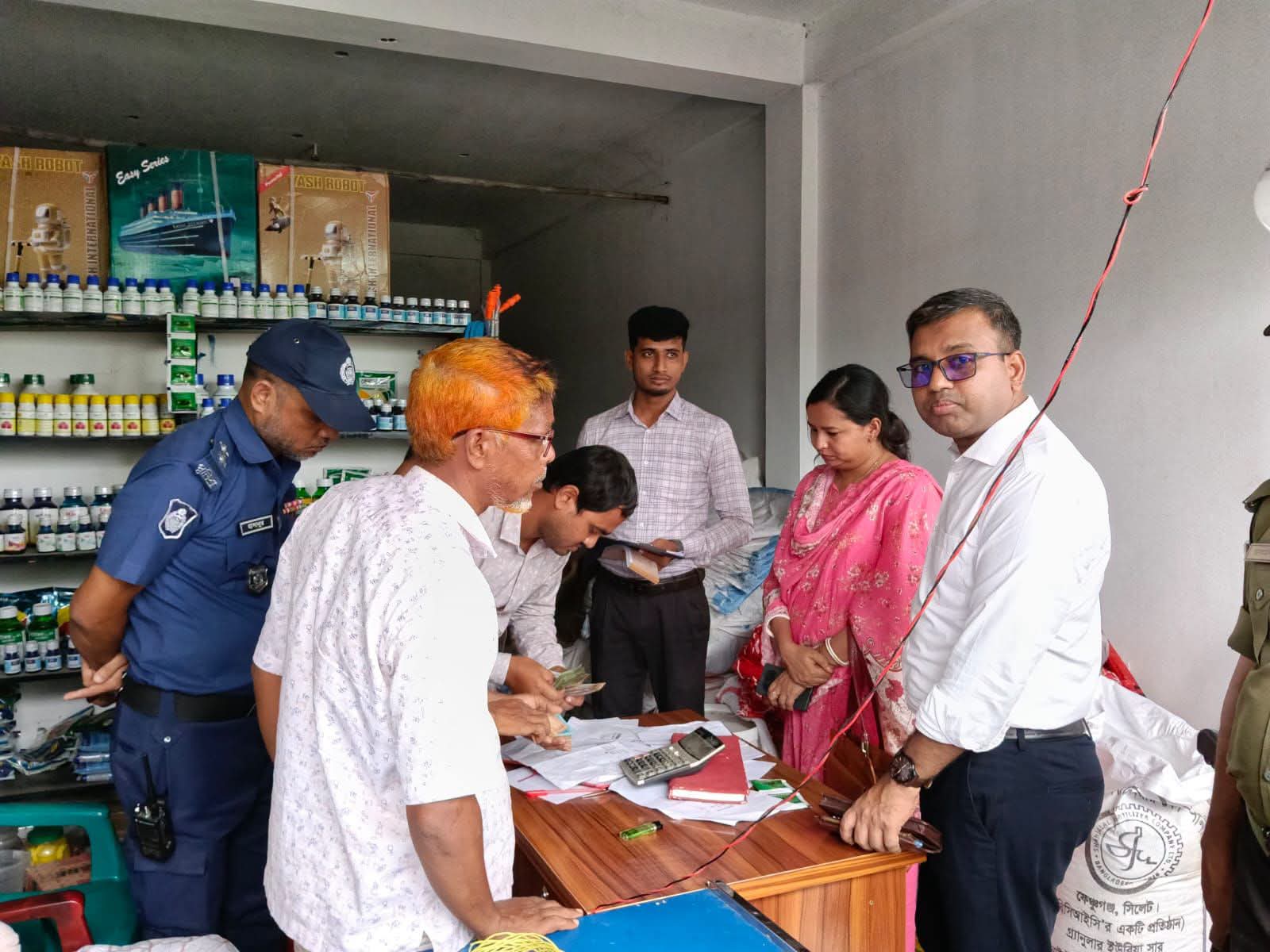 লাইসেন্স নেই, তবু সার ব্যবসা! ক্ষেতলালে দোকানে ৫৭ বস্তা, জরিমানা ১০ হাজার