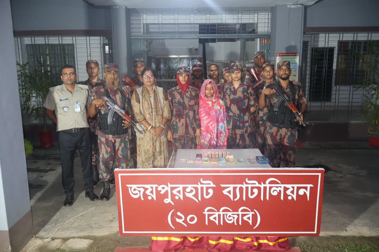 পাঁচবিবিতে সাংবাদিকের বাড়িতে অভিযান, ৬৫৬ পিস ট্যাপেন্টাডল উদ্ধার; স্ত্রী আটক