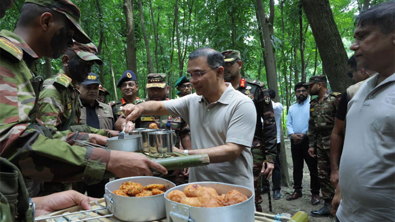 আকস্মিকভাবে সেনাবাহিনীর গ্রীষ্মকালীন মহড়া পরিদর্শনে প্রধানমন্ত্রী তারেক রহমান