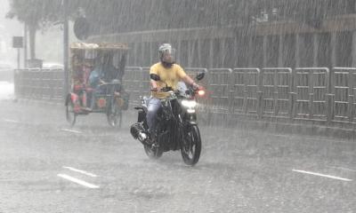 ১৭ বছরের মধ্যে ঢাকায় সর্বোচ্চ বৃষ্টিপাত, জলাবদ্ধতায় স্থবির রাজধানী; আরও পাঁচ দিন ভারী বর্ষণের আশঙ্কা