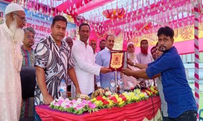 গাবতলীতে দুর্গাহাটা প্রাক্তন ছাত্র সংঘের সংবর্ধনা, ২০০ শিক্ষার্থী পেল শিক্ষা উপকরণ ও গাছ