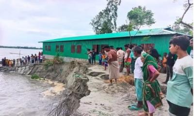 তিস্তার ভাঙনে রক্ষা হলো না গাইবান্ধার ভোরের পাখি প্রাথমিক বিদ্যালয়