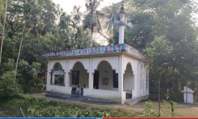 মসজিদের সম্মানীর তালিকায় ‘রাজনীতি’—প্রকৃত ইমাম-খাদেম বাদ, জামায়াত নেতাদের নাম!