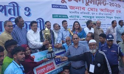 সদরকে ৩-১ গোলে হারিয়ে জেলা প্রশাসক গোল্ডকাপের শিরোপা ঈশ্বরদীর